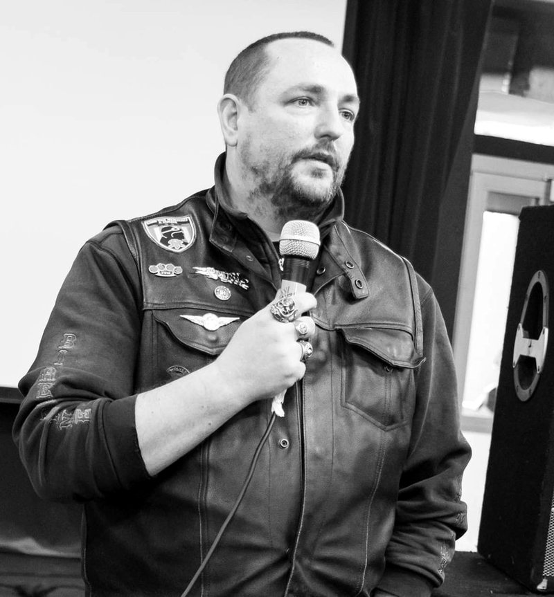Christophe Arconnerie Bériol, président de THE DEFENDERS, micro à la main, lors d’une prise de parole.